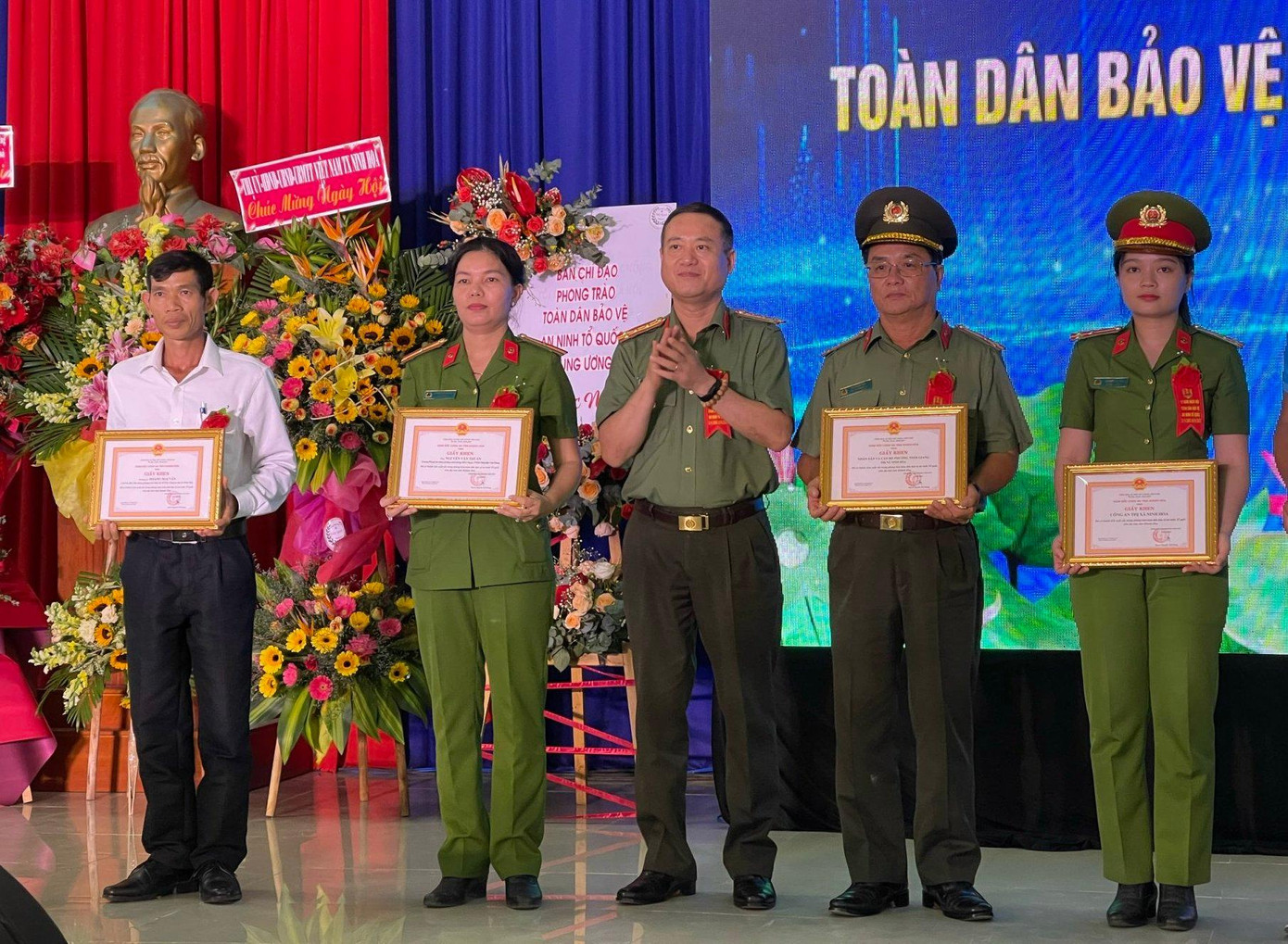 Lãnh đạo Công an tỉnh Khánh Hoà trao bằng khen cho các cá nhân xuất sắc. Ảnh L.H Lãnh đạo Công an tỉnh Khánh Hoà trao bằng khen cho các cá nhân xuất sắc. Ảnh L.H
