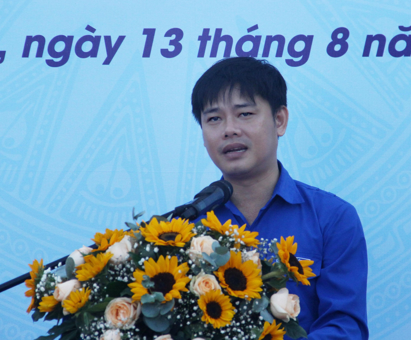 Anh Bùi Hoài Nam - Bí thư Tỉnh Đoàn Khánh Hoà, phát biểu tại khai mạc triển lãm ảnh. Ảnh THỤC HIỀN.