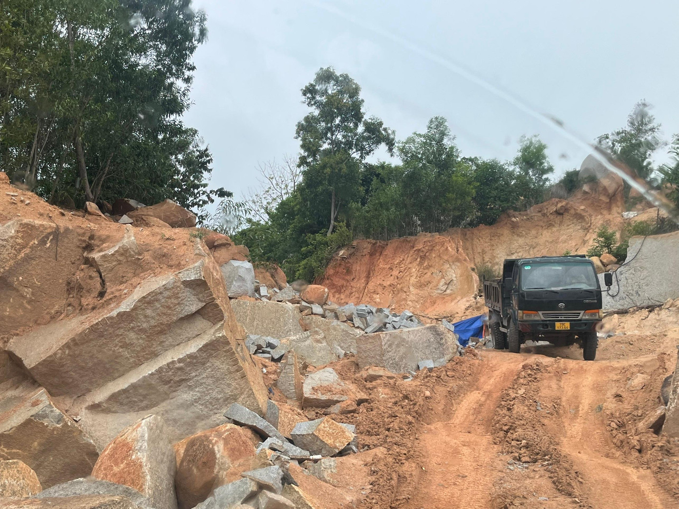 Một điểm khai thác đá "lậu" tại thôn Suối Cát, xã Cam Hiệp Nam. Ảnh L.H