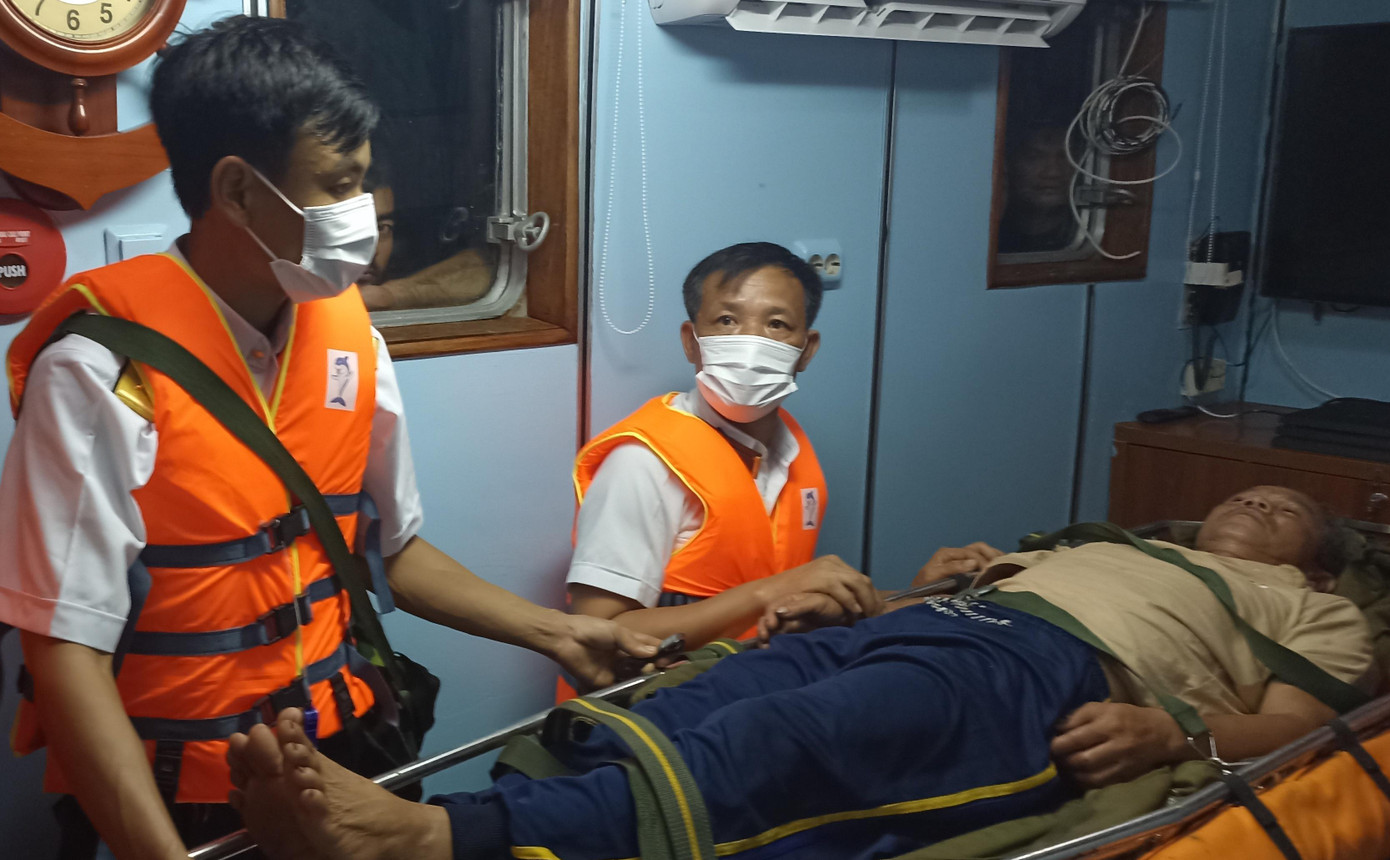 Lực lượng quân y tàu Hải quân 416 sơ cứu cho ngư dân gặp nạn. Ảnh Nguyễn An Lực lượng quân y tàu Hải quân 416 sơ cứu cho ngư dân gặp nạn. Ảnh Nguyễn An