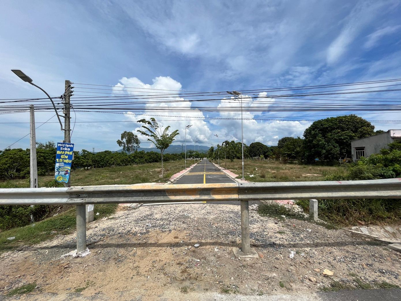 Một lô đất tại thị trấn Cam Đức bị phân lô, bán nền trái quy định. Ảnh L.H Một lô đất tại thị trấn Cam Đức bị phân lô, bán nền trái quy định. Ảnh L.H