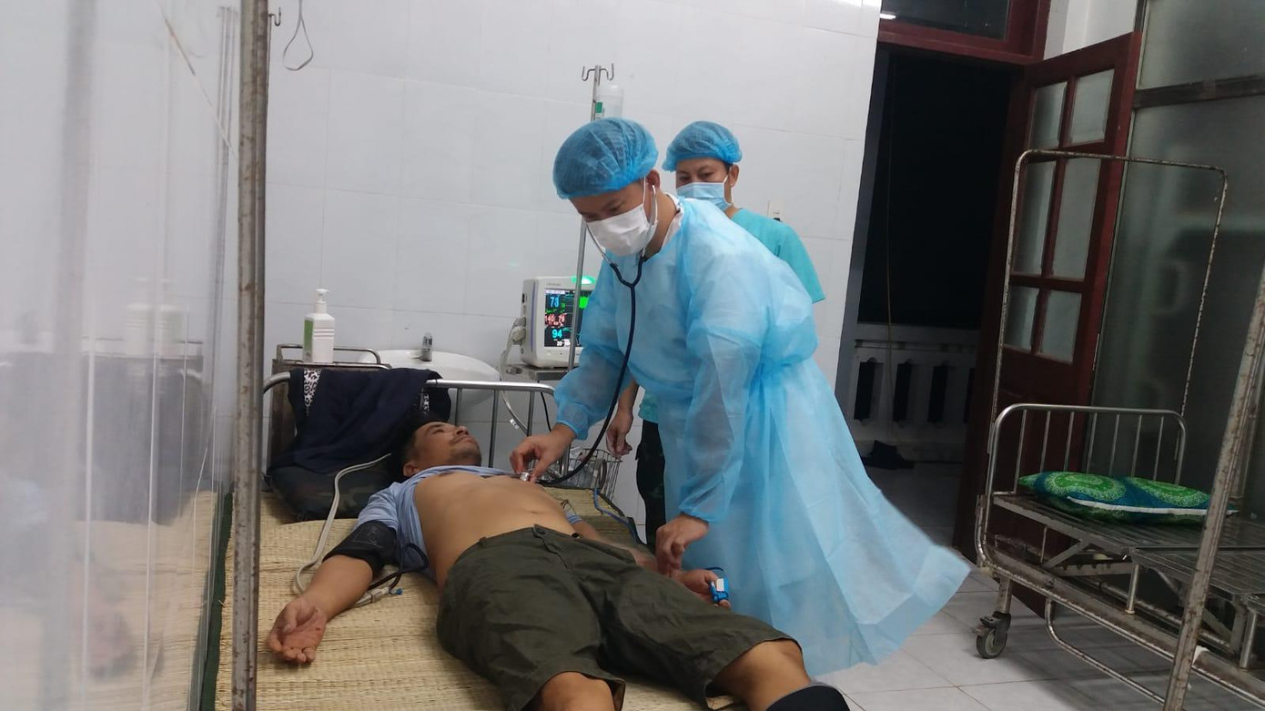 Các y, bác sĩ Bệnh xá Sông Tử Tây thăm khám cho anh Nhĩ. Ảnh Nguyễn Ninh. Các y, bác sĩ Bệnh xá Sông Tử Tây thăm khám cho anh Nhĩ. Ảnh Nguyễn Ninh.