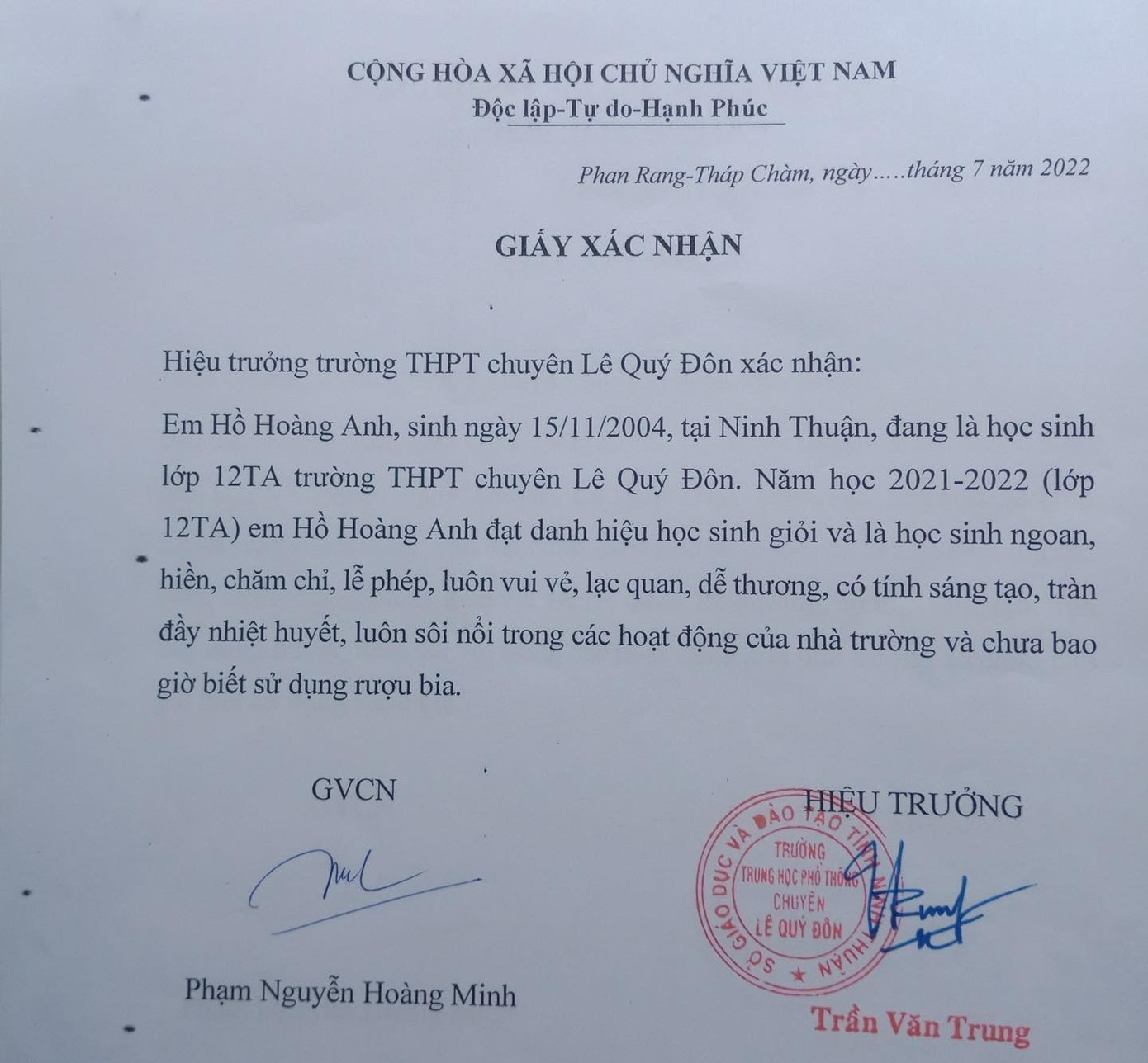 Giấy xác nhận của Hiệu trưởng trường THPT chuyên Lê Quý Đôn. Ảnh CTV Giấy xác nhận của Hiệu trưởng trường THPT chuyên Lê Quý Đôn. Ảnh CTV
