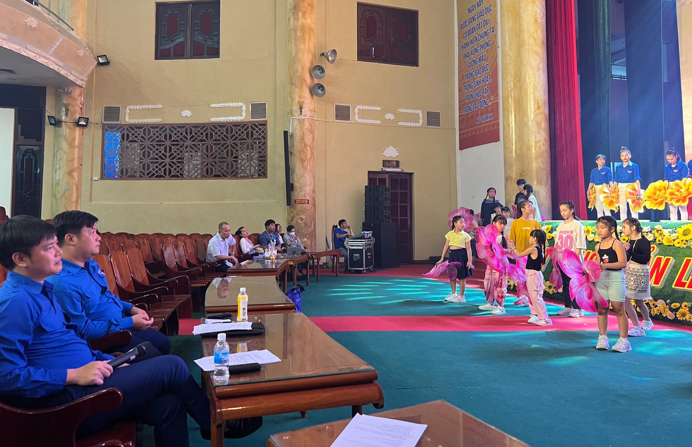 Anh Bùi Hoài Nam (bên trái ảnh) kiểm tra công tác chuẩn bị Đại hội. Ảnh BÍCH NGỌC.