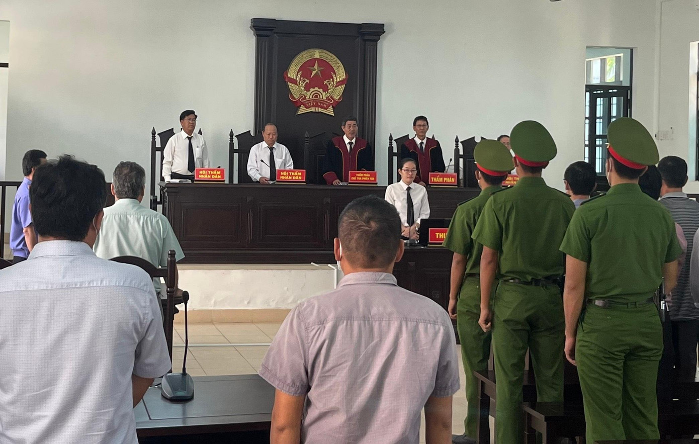 HĐXX tuyên bố hoãn phiên toà vì vắng mặt bị cáo và người liên quan. Ảnh L.H HĐXX tuyên bố hoãn phiên toà vì vắng mặt bị cáo và người liên quan. Ảnh L.H