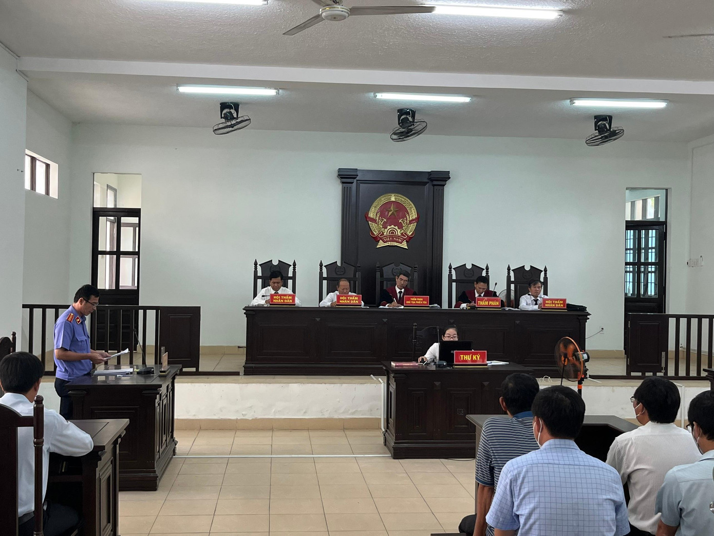 Đại diện Viện KSND tỉnh Ninh Thuận (người đứng) đọc cáo trạng tại toà. Ảnh L.H