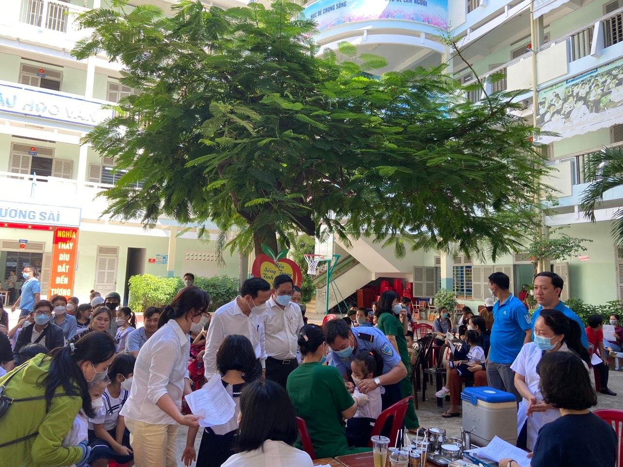 Tiêm vắc xin cho học sinh tại một trường học ở TP. Nha Trang vào sáng 22/8. Ảnh L.H Tiêm vắc xin cho học sinh tại một trường học ở TP. Nha Trang vào sáng 22/8. Ảnh L.H