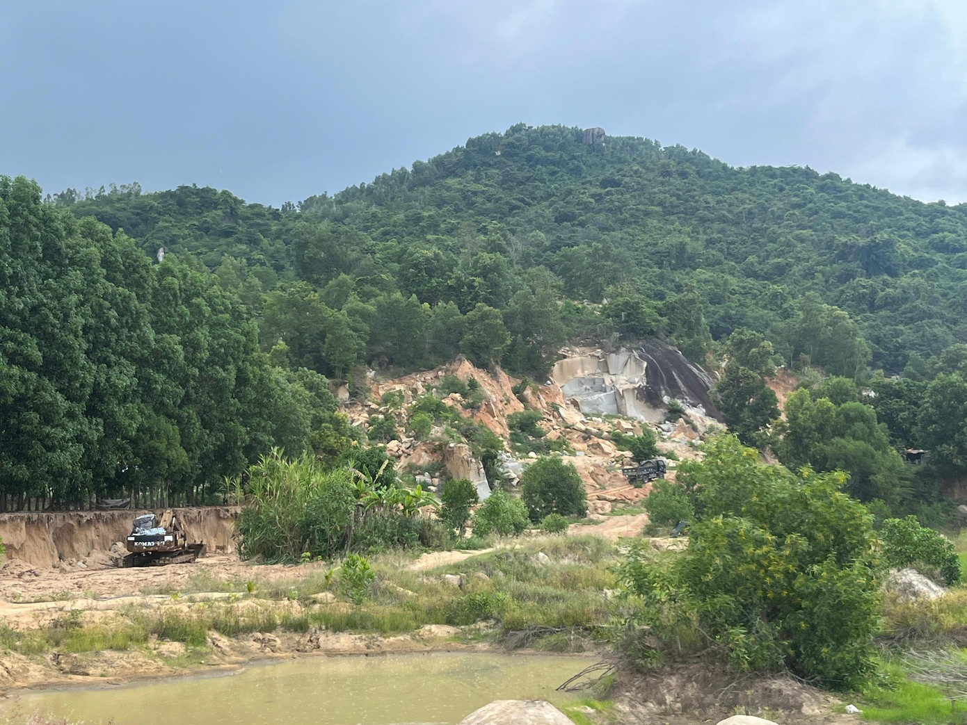 Đồi núi ở xã Cam Hiệp Nam tan hoang vì nạn khai thác đất đá "lậu". Ảnh L.H