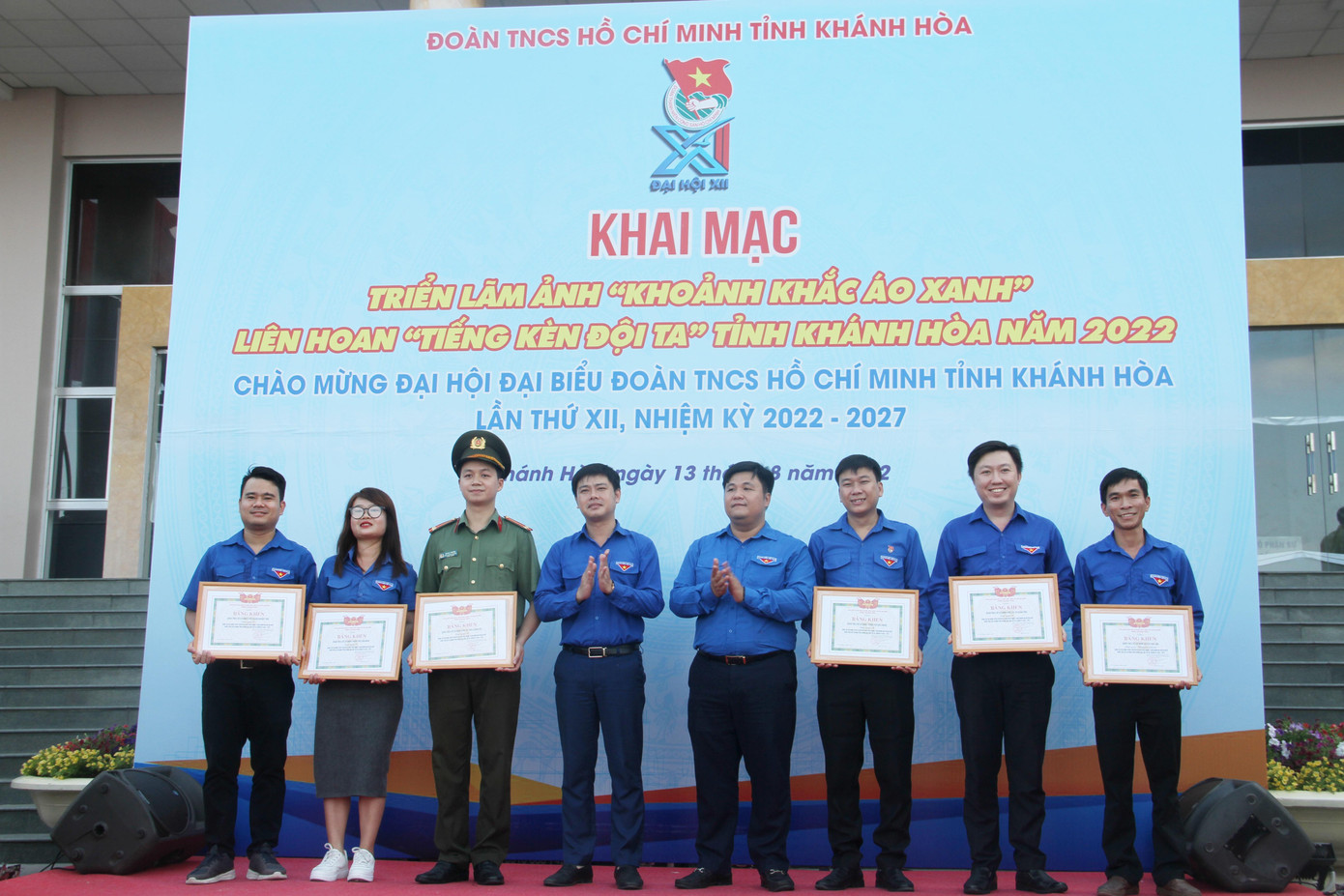 Đại diện Trung ương Đoàn và Tỉnh Đoàn Khánh Hoà trao bằng khen cho các cá nhân, tập thể xuất sắc. Ảnh T.H