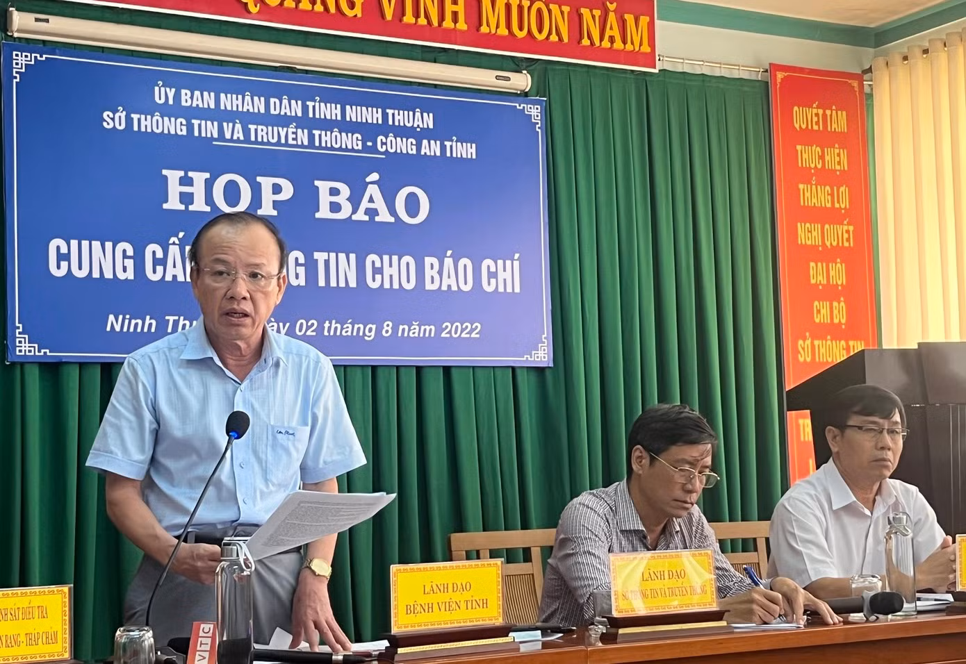 Ông Thái Phương Phiên (người đứng, Giám đốc BVĐK Ninh Thuận) thừa nhận có sự sai sót trong xét nghiệm nồng độ cồn nữ sinh Hồ Hoàng Anh tại buổi họp báo ngày 2/8. Ảnh LỮ HỒ. Ông Thái Phương Phiên (người đứng, Giám đốc BVĐK Ninh Thuận) thừa nhận có sự sai sót trong xét nghiệm nồng độ cồn nữ sinh Hồ Hoàng Anh tại buổi họp báo ngày 2/8. Ảnh LỮ HỒ.