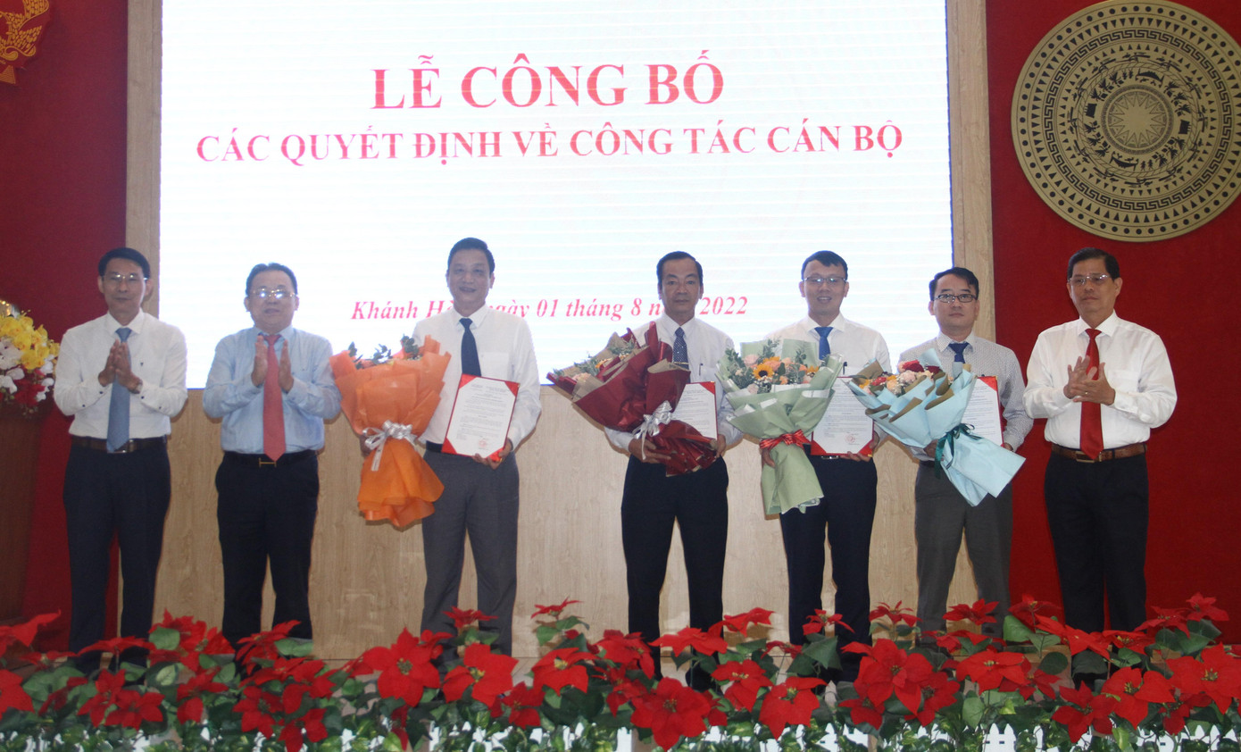 Lãnh đạo UBND tỉnh Khánh Hoà trao quyết định, tặng hoa lãnh đạo các sở vừa được bổ nhiệm. Ảnh THỤC HIỀN. Lãnh đạo UBND tỉnh Khánh Hoà trao quyết định, tặng hoa lãnh đạo các sở vừa được bổ nhiệm. Ảnh THỤC HIỀN.