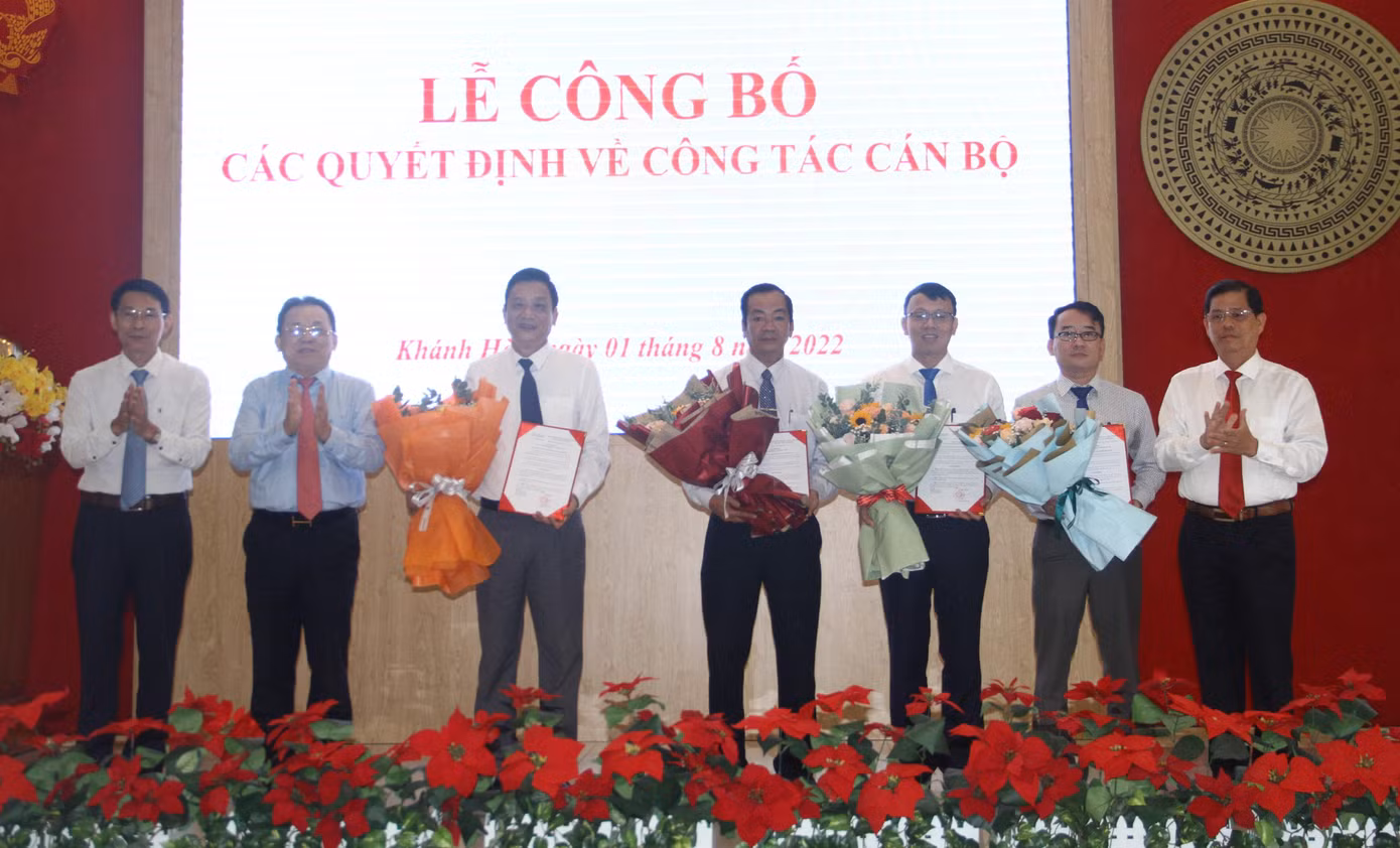 Lãnh đạo UBND tỉnh Khánh Hoà trao quyết định, tặng hoa lãnh đạo các sở vừa được bổ nhiệm. Ảnh THỤC HIỀN. Lãnh đạo UBND tỉnh Khánh Hoà trao quyết định, tặng hoa lãnh đạo các sở vừa được bổ nhiệm. Ảnh THỤC HIỀN.