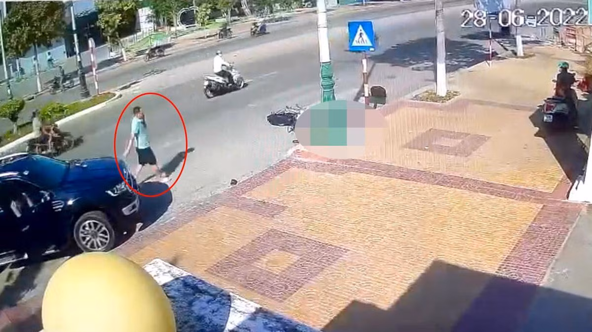 Hiện trường vụ tai nạn nữ sinh Hồ Hoàng Anh bị ô tô tông tử vong. Ảnh cắt lại video của người dân.