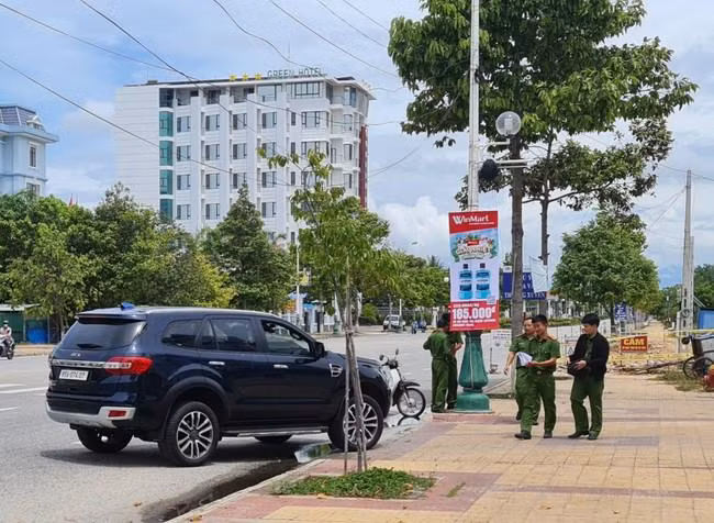 Cơ quan công an thực nghiệm lại hiện trường vụ TNGT làm cháu Hoàng Anh tử vong. Ảnh L.H Cơ quan công an thực nghiệm lại hiện trường vụ TNGT làm cháu Hoàng Anh tử vong. Ảnh L.H