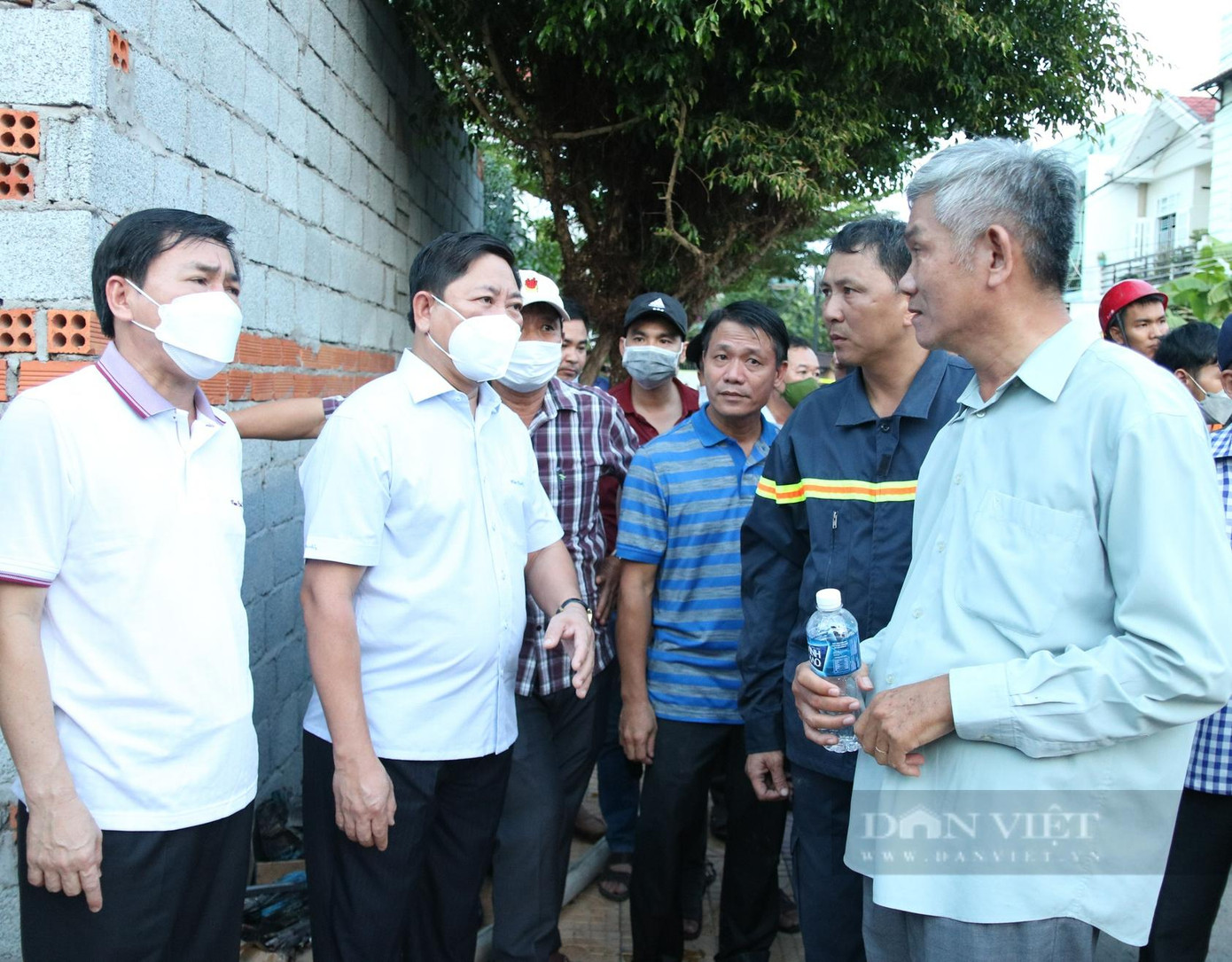 Ông Trần Quốc Nam (thứ 2 từ trái qua, Chủ tịch UBND tỉnh Ninh Thuận) đến hiện trường chỉ đạo tìm kiếm nạn nhân. Ảnh Quang Đăng/Dân Việt. Ông Trần Quốc Nam (thứ 2 từ trái qua, Chủ tịch UBND tỉnh Ninh Thuận) đến hiện trường chỉ đạo tìm kiếm nạn nhân. Ảnh Quang Đăng/Dân Việt.