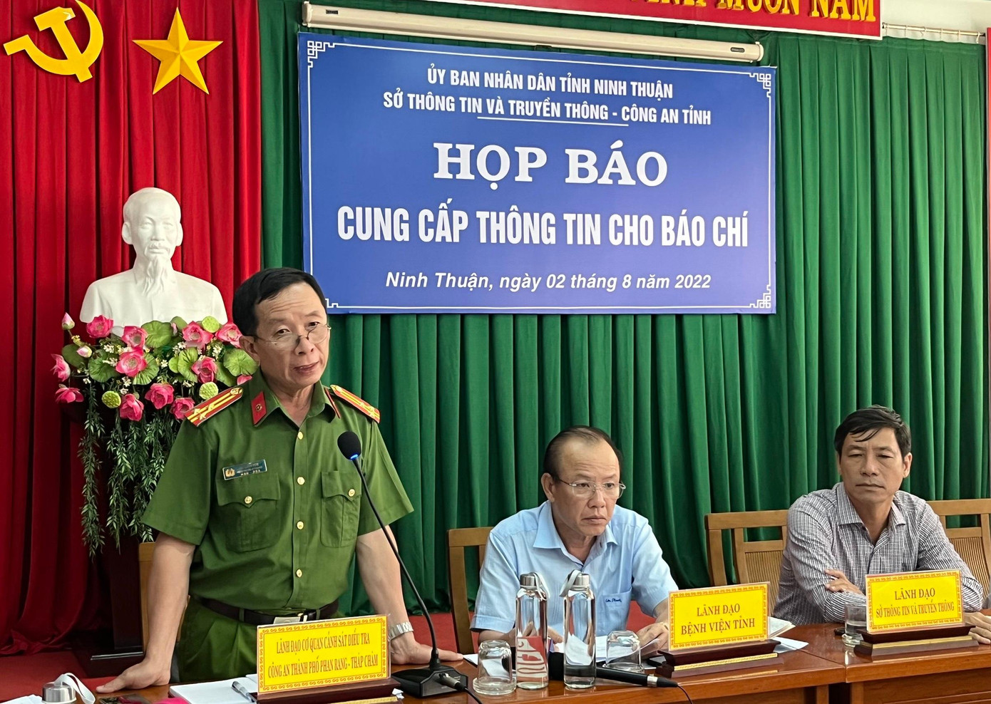 Thượng tá Hà Công Sơn (người đứng) trả lời phòng viên tại buổi họp báo. Thượng tá Hà Công Sơn (người đứng) trả lời phòng viên tại buổi họp báo.