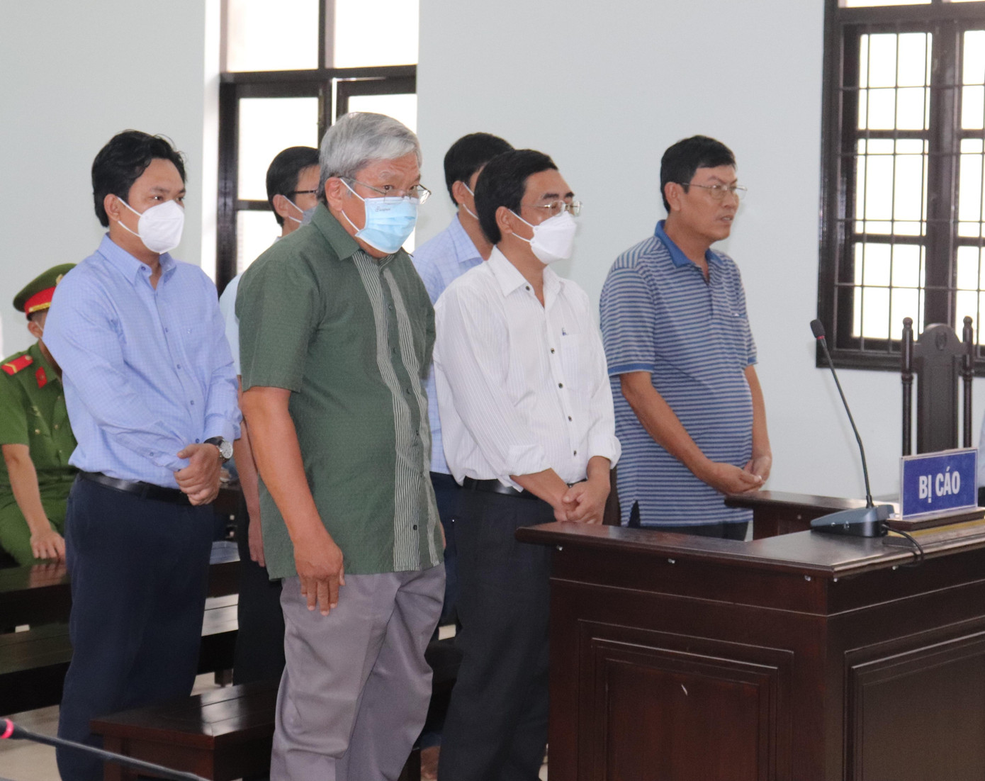 Các bị cáo nghe HĐXX TAND tỉnh Ninh Thuận tuyên án. Ảnh L.H