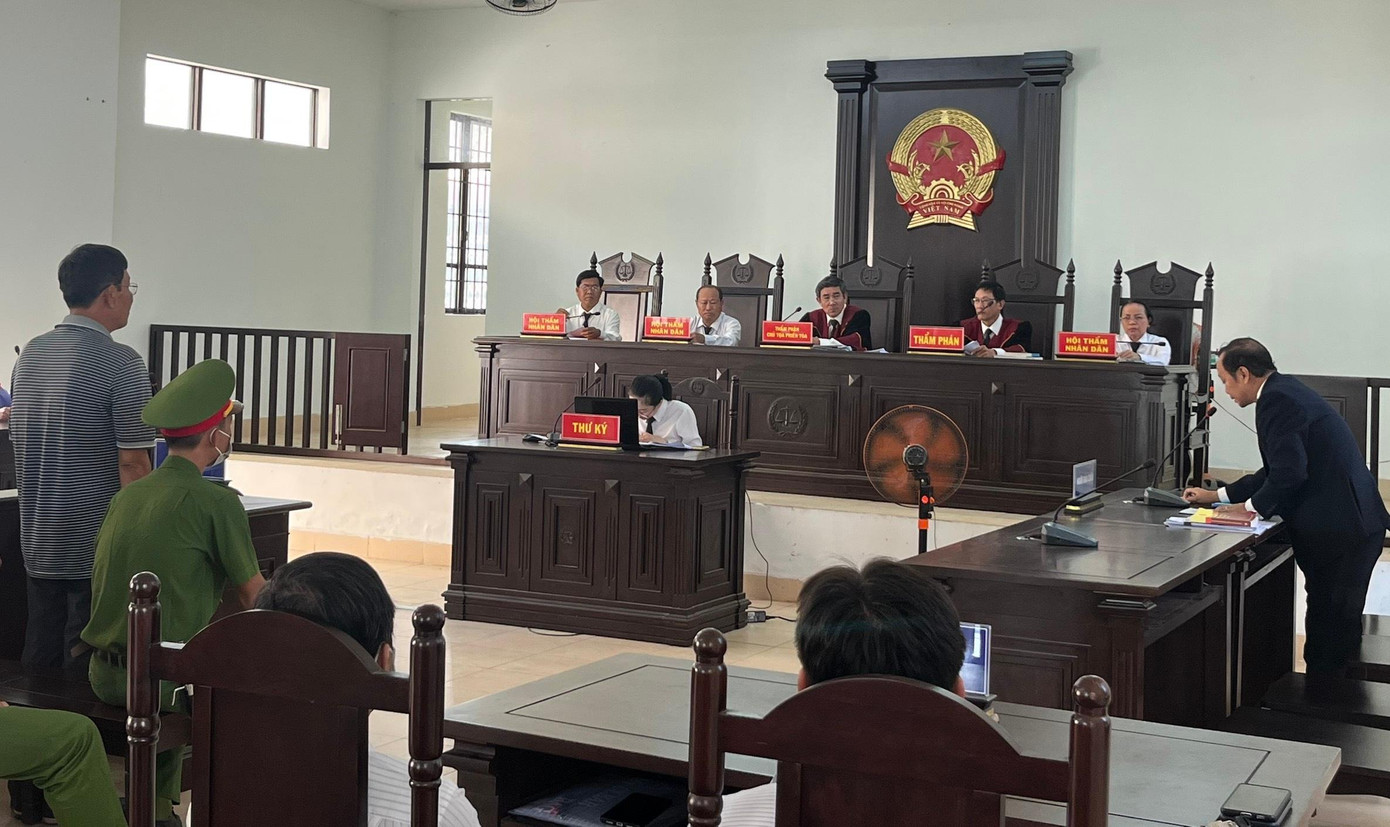 Luật sư Đỗ Nghề (bên phải ảnh) tham gia bào chữa cho bị cáo Lê Xuân Phương tại phiên toà. Ảnh L.H Luật sư Đỗ Nghề (bên phải ảnh) tham gia bào chữa cho bị cáo Lê Xuân Phương tại phiên toà. Ảnh L.H