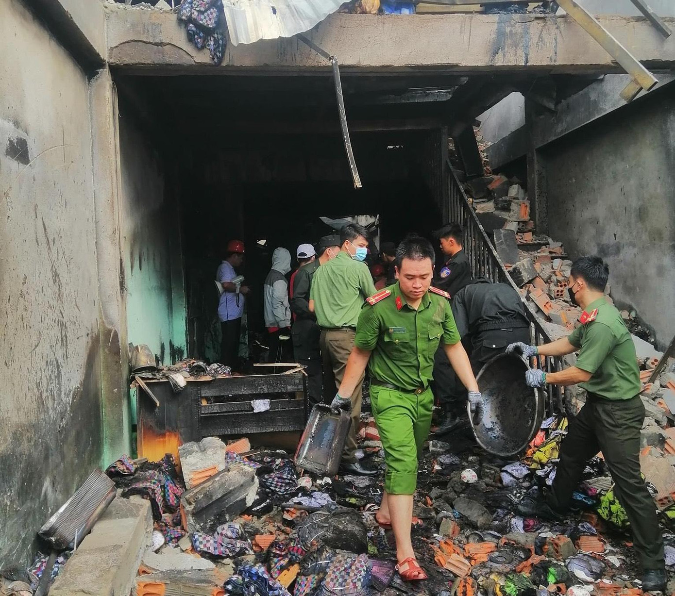 Lực lượng chức năng tìm kiếm thi thể 3 nạn nhân. Ảnh công an. Lực lượng chức năng tìm kiếm thi thể 3 nạn nhân. Ảnh công an.