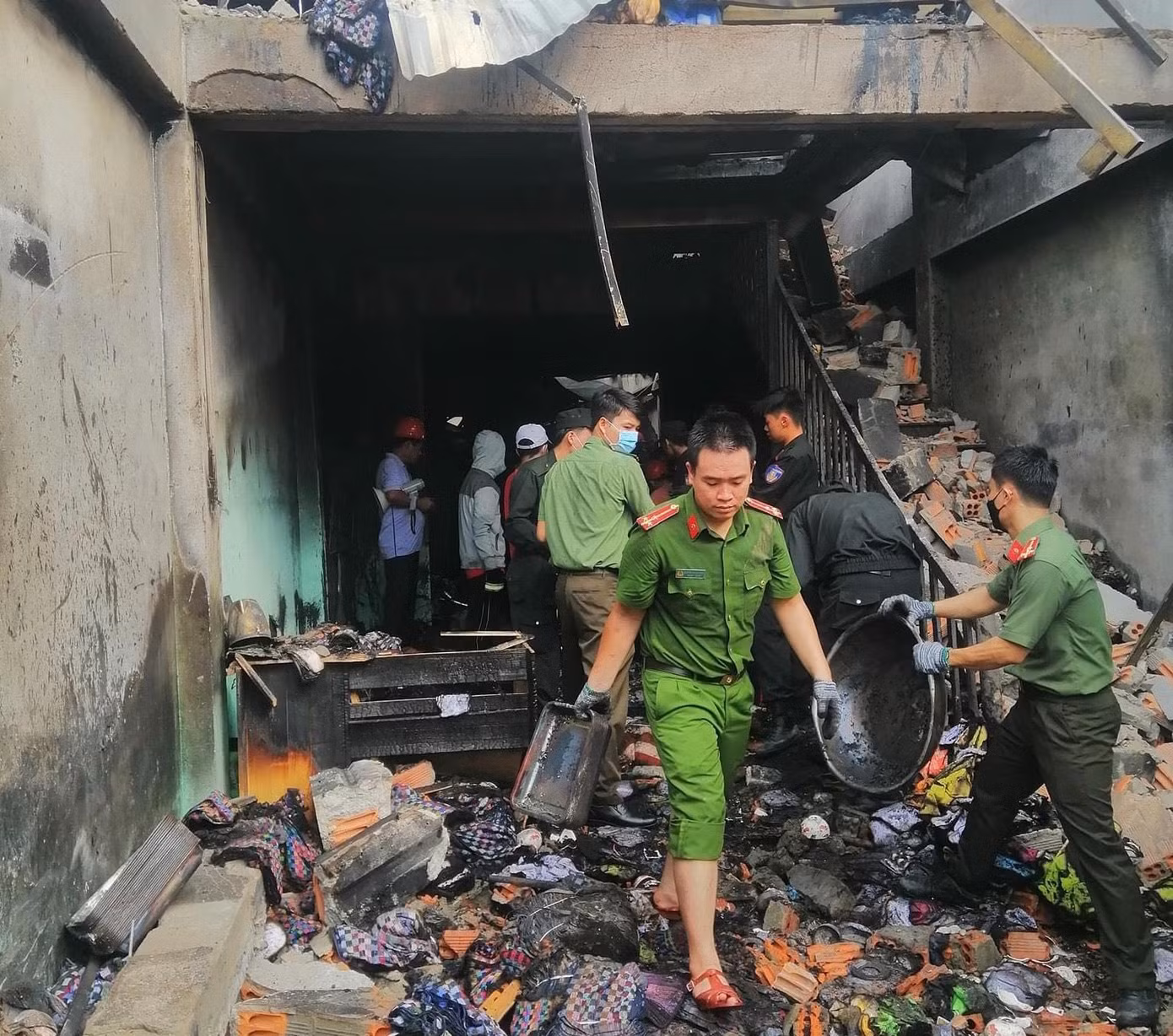 Lực lượng chức năng tìm kiếm thi thể 3 nạn nhân. Ảnh công an.