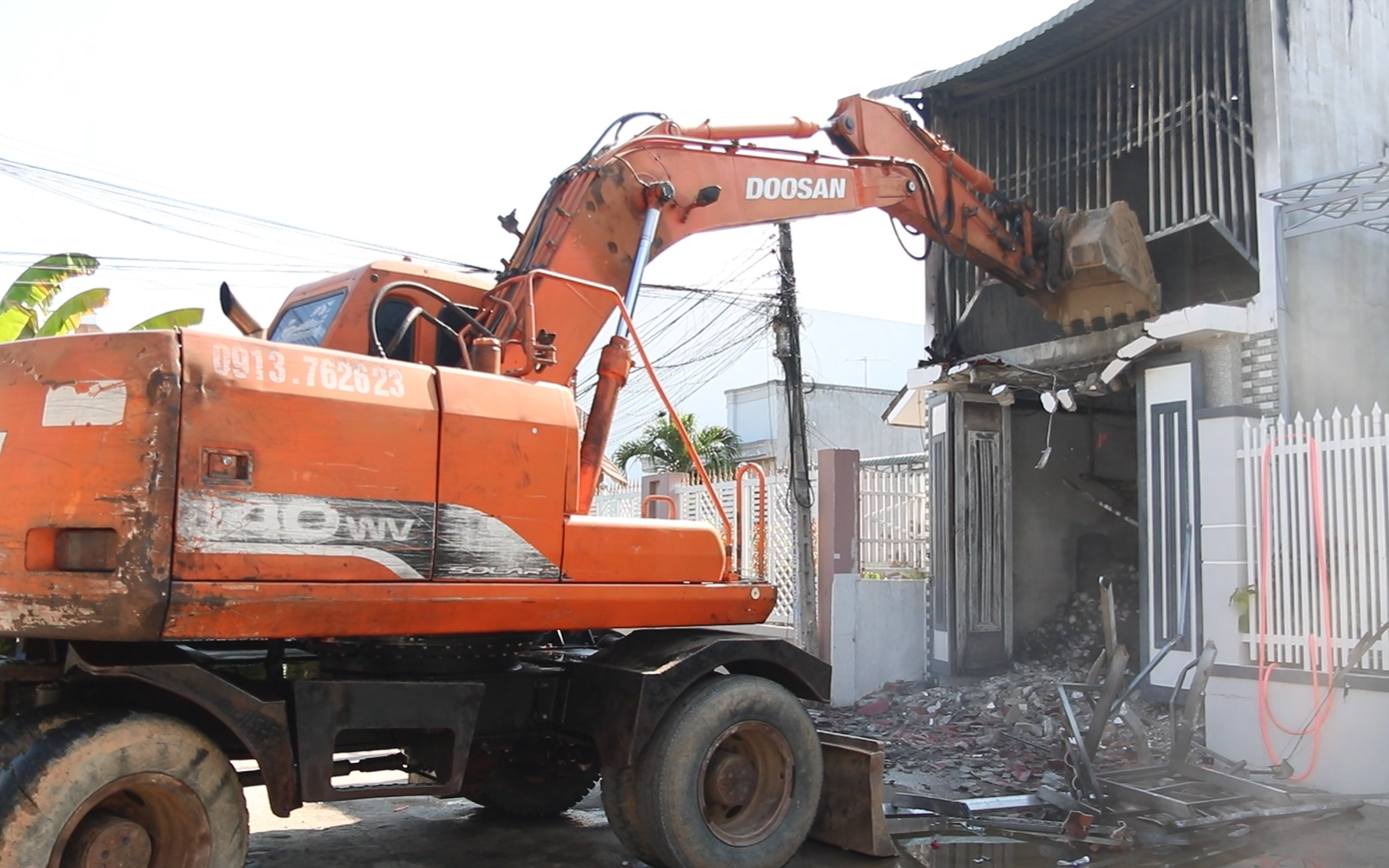 Lực lượng chức năng điều xe múc phá tường tìm 3 nạn nhân. Ảnh L.H Lực lượng chức năng điều xe múc phá tường tìm 3 nạn nhân. Ảnh L.H