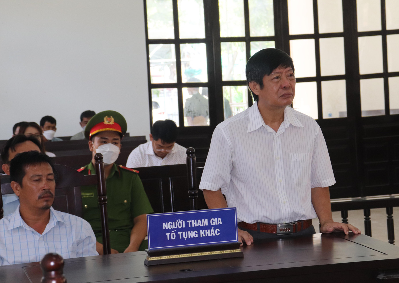 Ông Phạm Hồng Châu (người đứng) đổ thừa trách nhiệm cho cấp dưới. Ảnh L.H