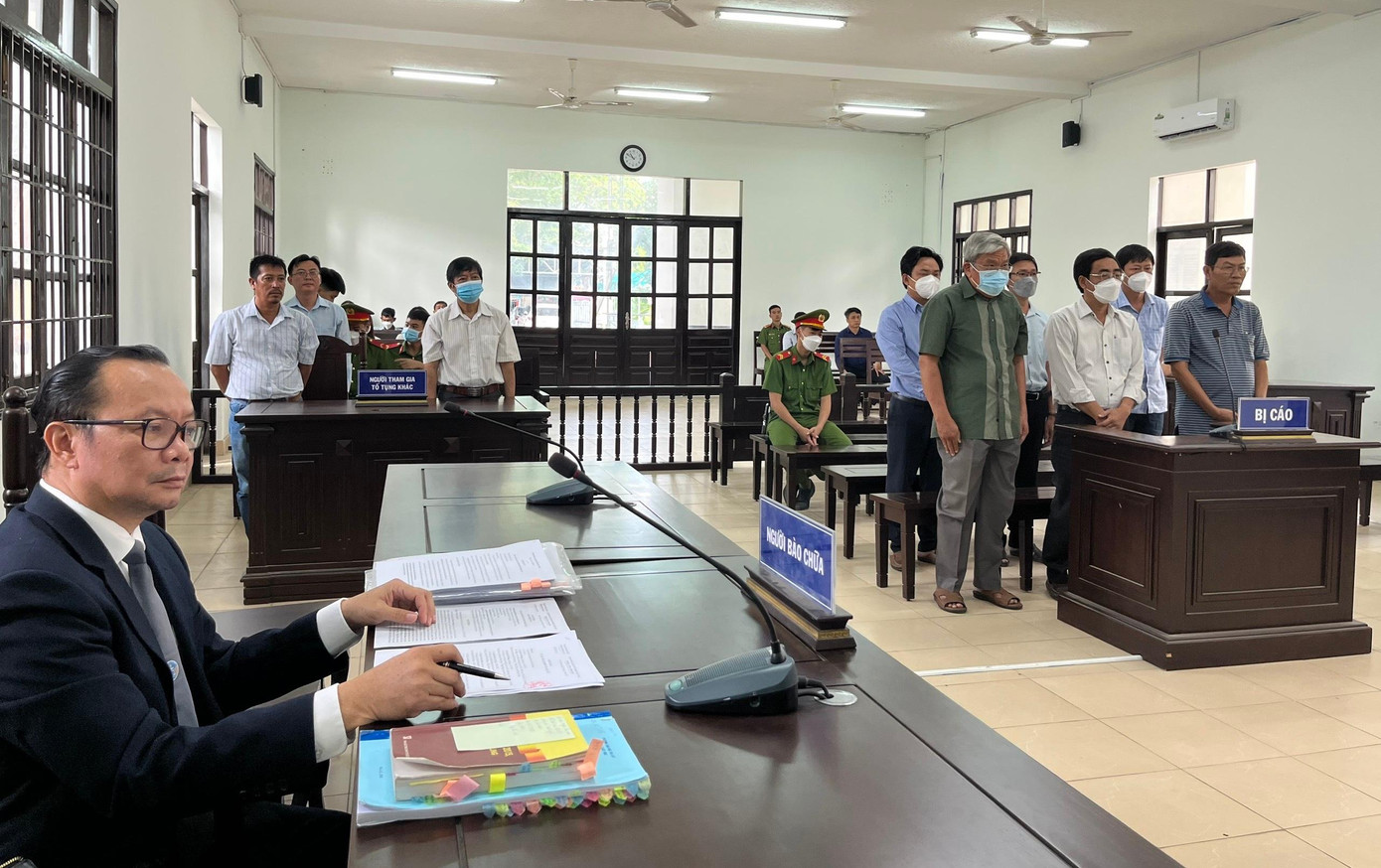 TS. Luật sư Đỗ Nghề (bên trái ảnh) tại phiên toà. Ảnh L.H