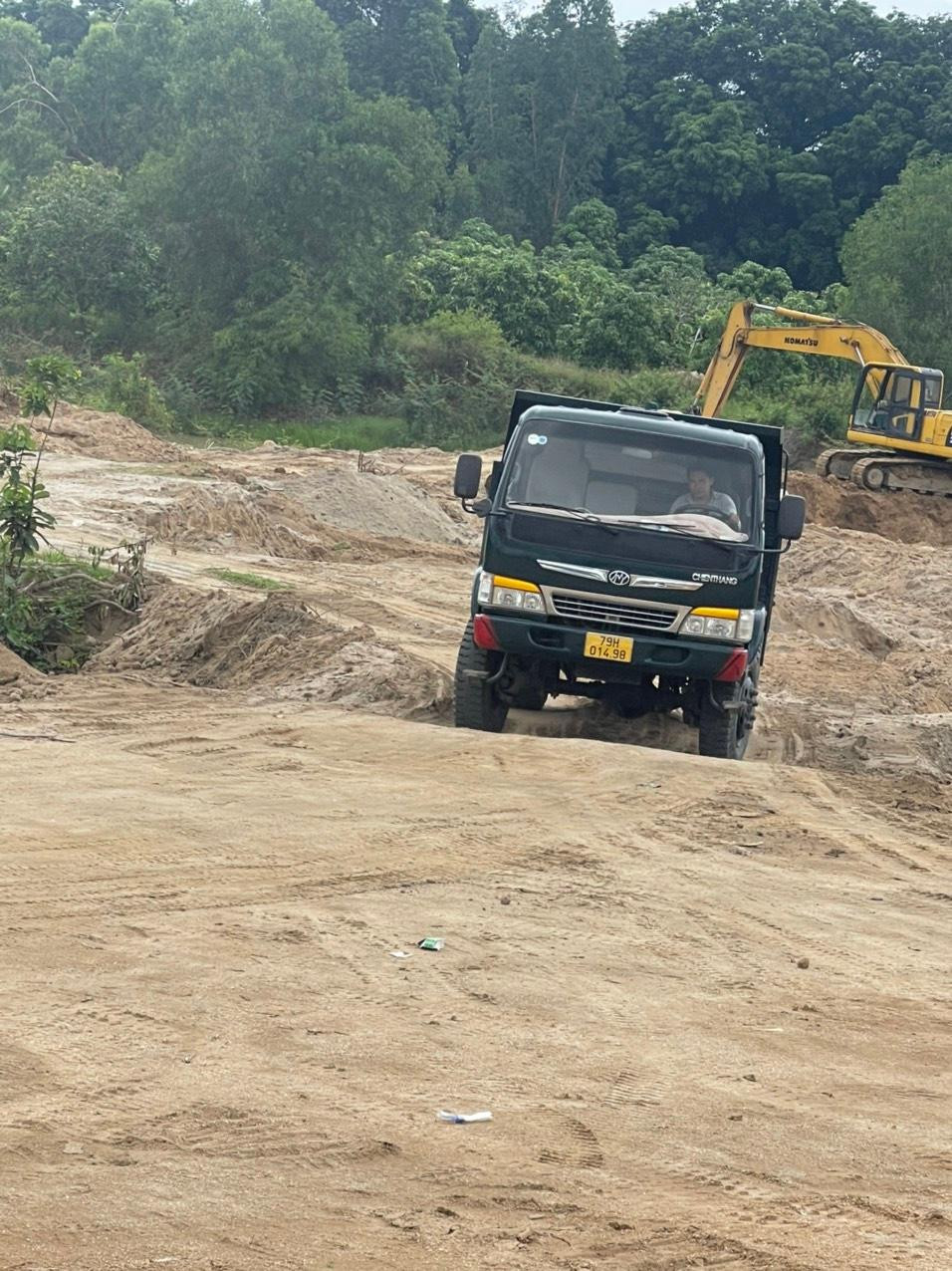 Xe tải vào bãi khai thác đất đá "lậu" ở xã Cam Hiệp Nam chở 'hàng' ra ngoài. Ảnh L.H