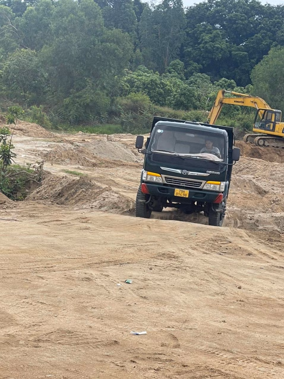 Xe tải vào bãi khai thác đất đá "lậu" ở xã Cam Hiệp Nam chở 'hàng' ra ngoài. Ảnh L.H