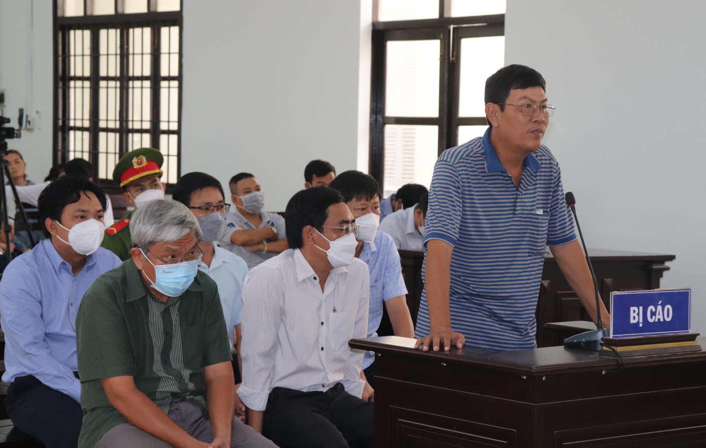 Bị cáo Lê Xuân Phương (người đứng) cho rằng mình bị oan và sẽ kháng cáo lên toà phúc thẩm. Ảnh L.H