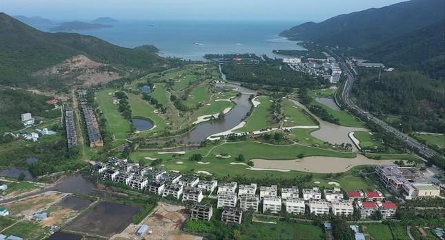 Toàn cảnh sân golf 18 lỗ trong dự án Sông Lô. Ảnh LỮ HỒ. Toàn cảnh sân golf 18 lỗ trong dự án Sông Lô. Ảnh LỮ HỒ.