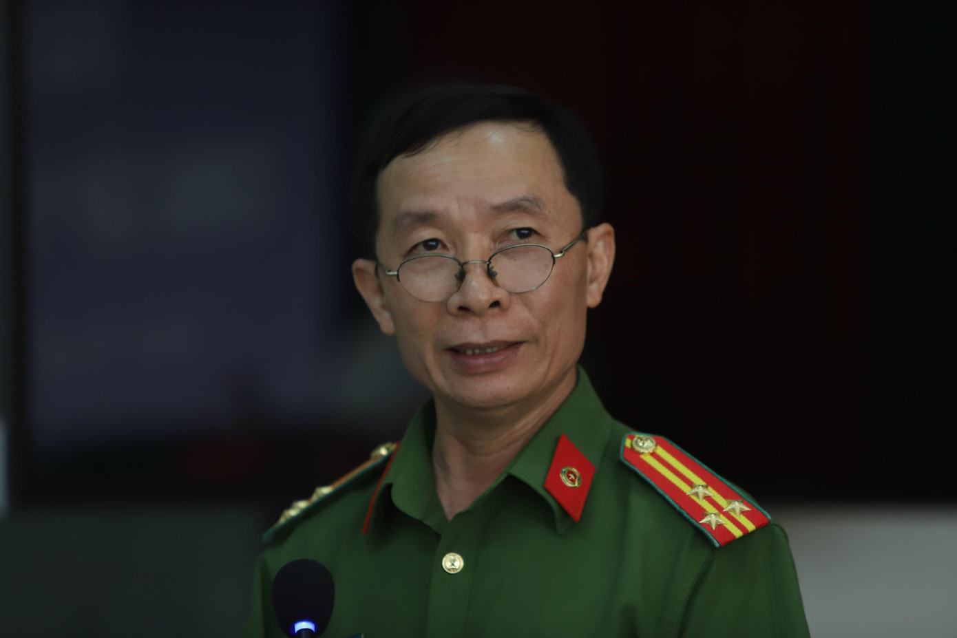 Thượng tá Hà Công Sơn trả lời phóng viên tại buổi họp báo. Ảnh L.H Thượng tá Hà Công Sơn trả lời phóng viên tại buổi họp báo. Ảnh L.H