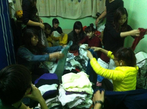 Các tình nguyện viên phân loại quần áo