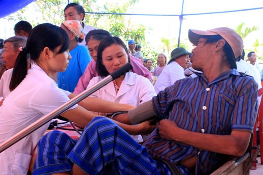 Bác sĩ đang khám sức khỏe cho ông Phạm Văn Phê (Giao Yến, Giao Thủy)