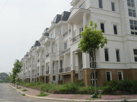 Hàng dãy biệt thự kiểu Pháp đẹp như mơ nhưng hoang vắng và ớn lạnh 