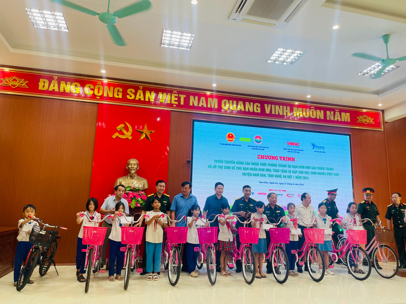 Các em nhỏ nhận chiếc xe đạp để đi học hằng ngày.