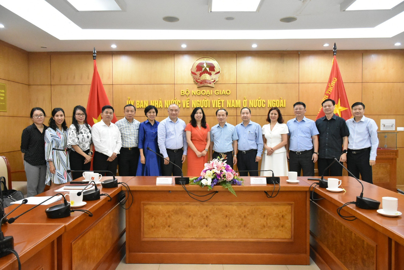 Các đại biểu tham dự buổi làm việc.