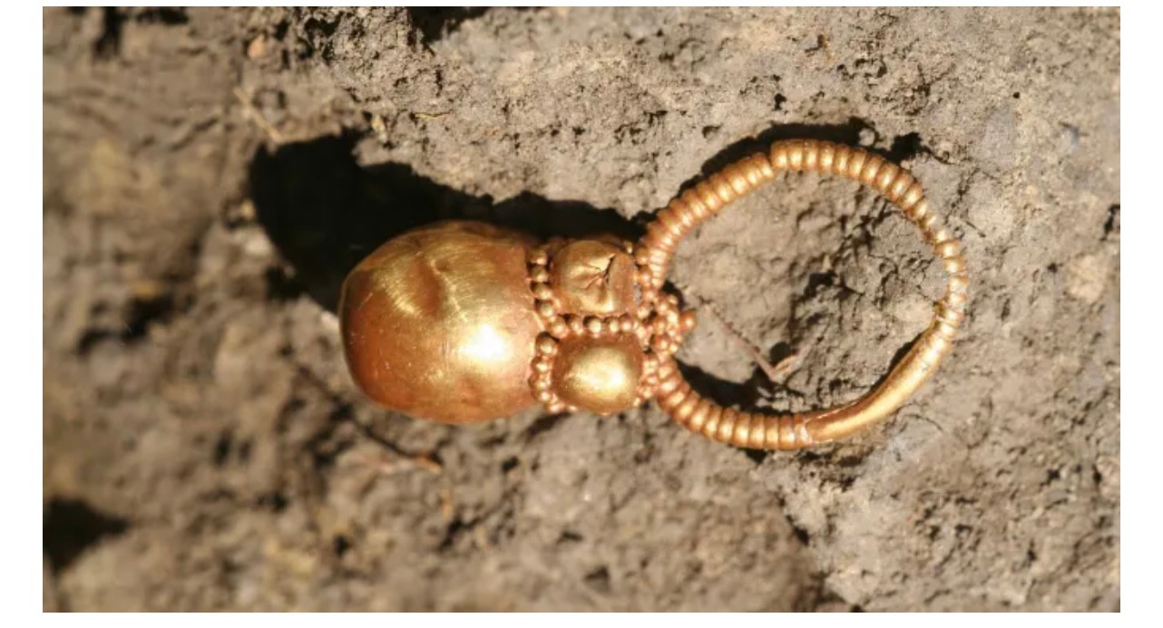 Một chiếc khuyên tai bằng vàng được tìm thấy trong ngôi mộ của một người đàn ông Avar ở Hungary vào thế kỷ thứ bảy là một hiện vật cho thấy sự sang trọng trong việc chôn cất các chiến binh. ( Ảnh: Viện Khoa học Khảo cổ học/Bảo tàng Đại học Eötvös Lỏánd) Một chiếc khuyên tai bằng vàng được tìm thấy trong ngôi mộ của một người đàn ông Avar ở Hungary vào thế kỷ thứ bảy là một hiện vật cho thấy sự sang trọng trong việc chôn cất các chiến binh. ( Ảnh: Viện Khoa học Khảo cổ học/Bảo tàng Đại học Eötvös Lỏánd)