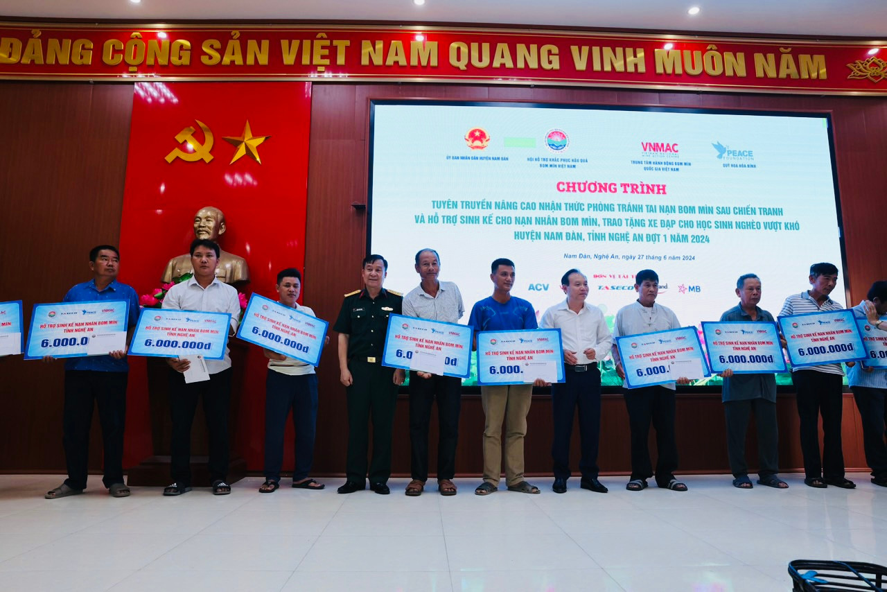 Các nạn nhân bom mìn tại huyện Nam Đàn nhận quà tặng hỗ trợ sinh kế.