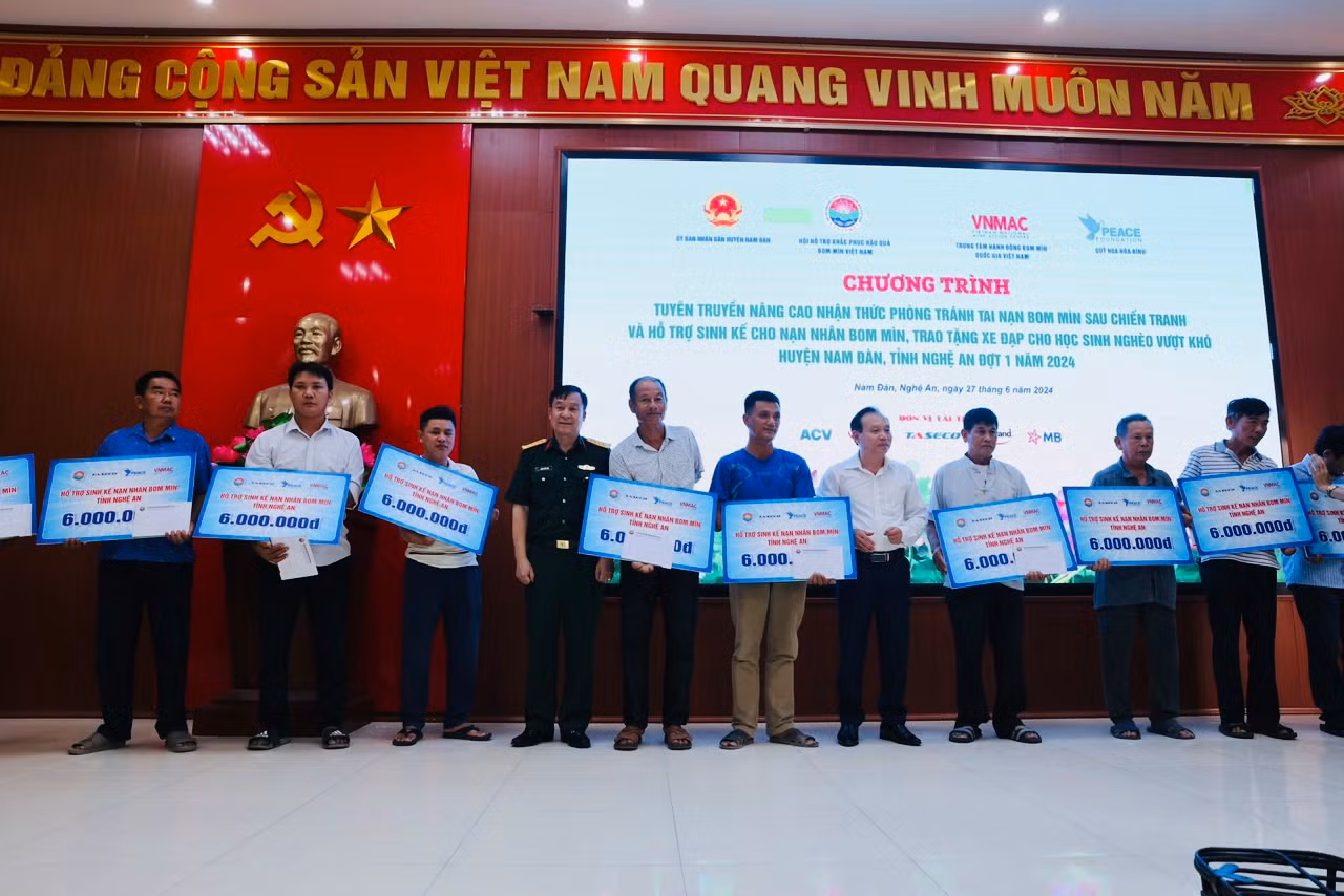 Các nạn nhân bom mìn tại huyện Nam Đàn nhận quà tặng hỗ trợ sinh kế. Các nạn nhân bom mìn tại huyện Nam Đàn nhận quà tặng hỗ trợ sinh kế.