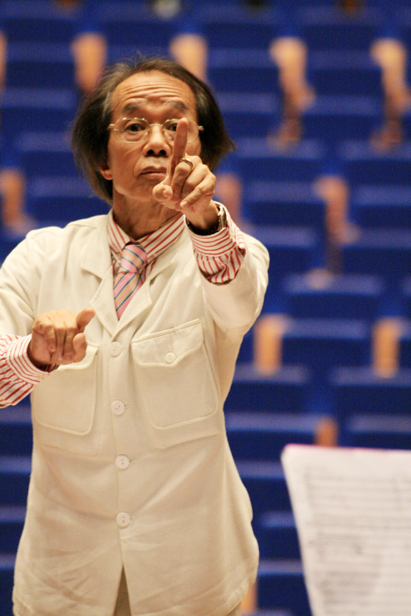 Nhạc sĩ Nguyễn Thiện Đạo chờ ngày “Định mệnh bất chợt” lên sàn tập. Ảnh: Nguyễn Đình Toán