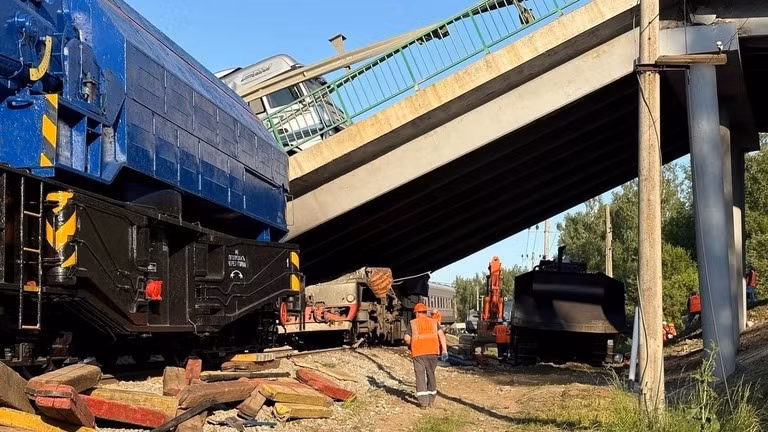 Hiện trường vụ sập cầu ở tỉnh Bryansk. (Ảnh: Reuters)