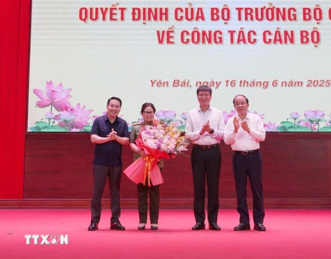 Thường trực Tỉnh ủy Yên Bái chúc mừng Đại tá Lê Thị Thanh Hằng, Phó Giám đốc Công an tỉnh Yên Bái được giao phụ trách Công an tỉnh Yên Bái. (Ảnh: TTXVN phát)