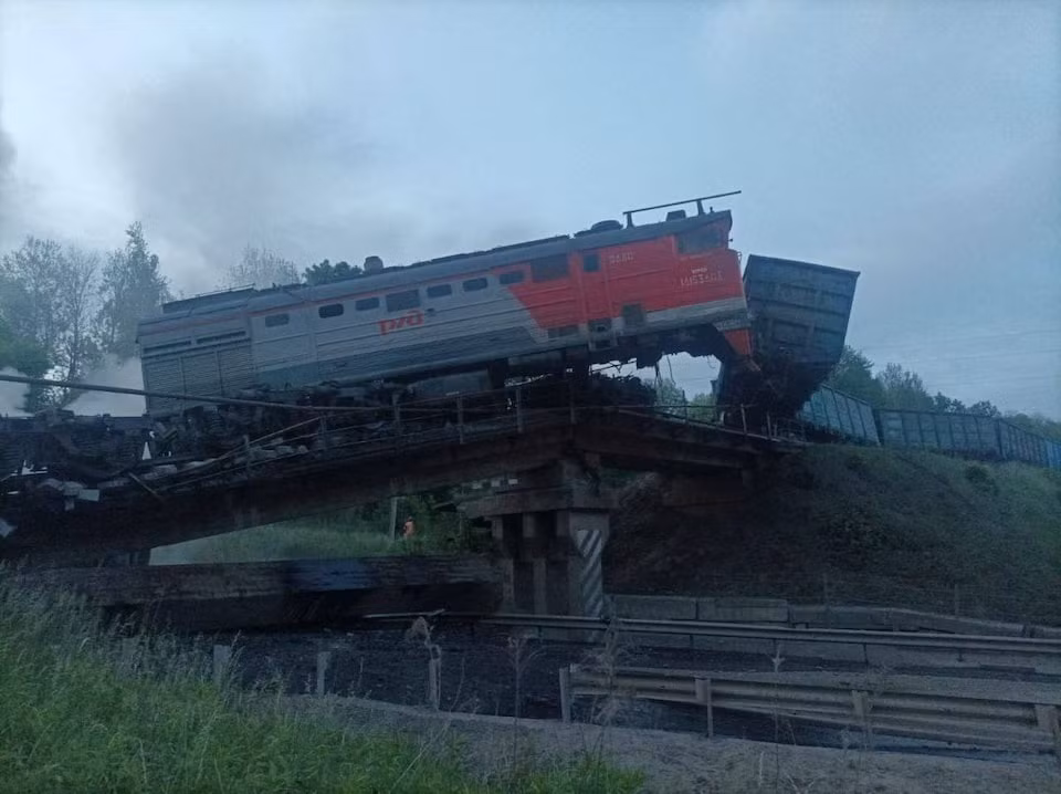 Hiện trường vụ sập cầu ở tỉnh Kursk. (Ảnh: Reuters)