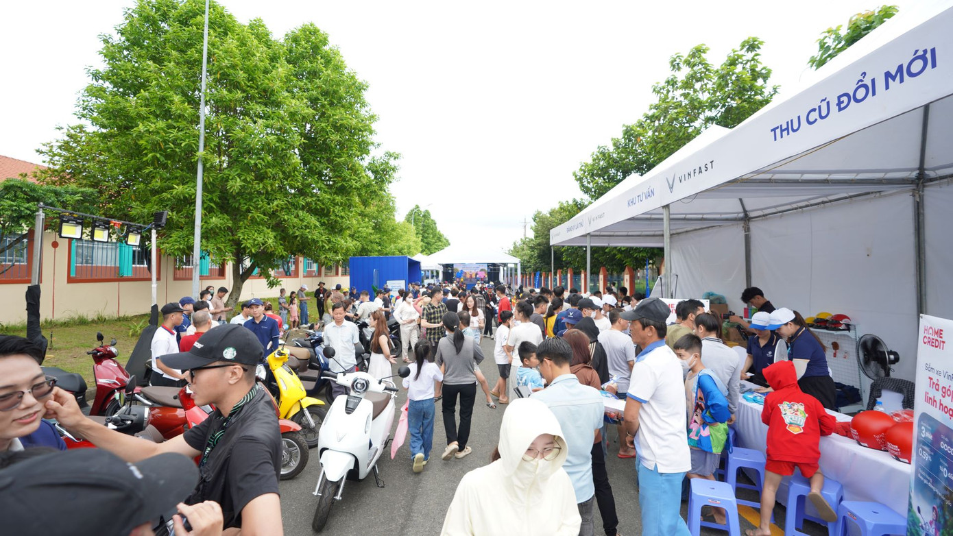 Ngay từ sáng sớm, nhiều người đã có mặt tại sự kiện để trải nghiệm xe máy VinFast. Ngay từ sáng sớm, nhiều người đã có mặt tại sự kiện để trải nghiệm xe máy VinFast.