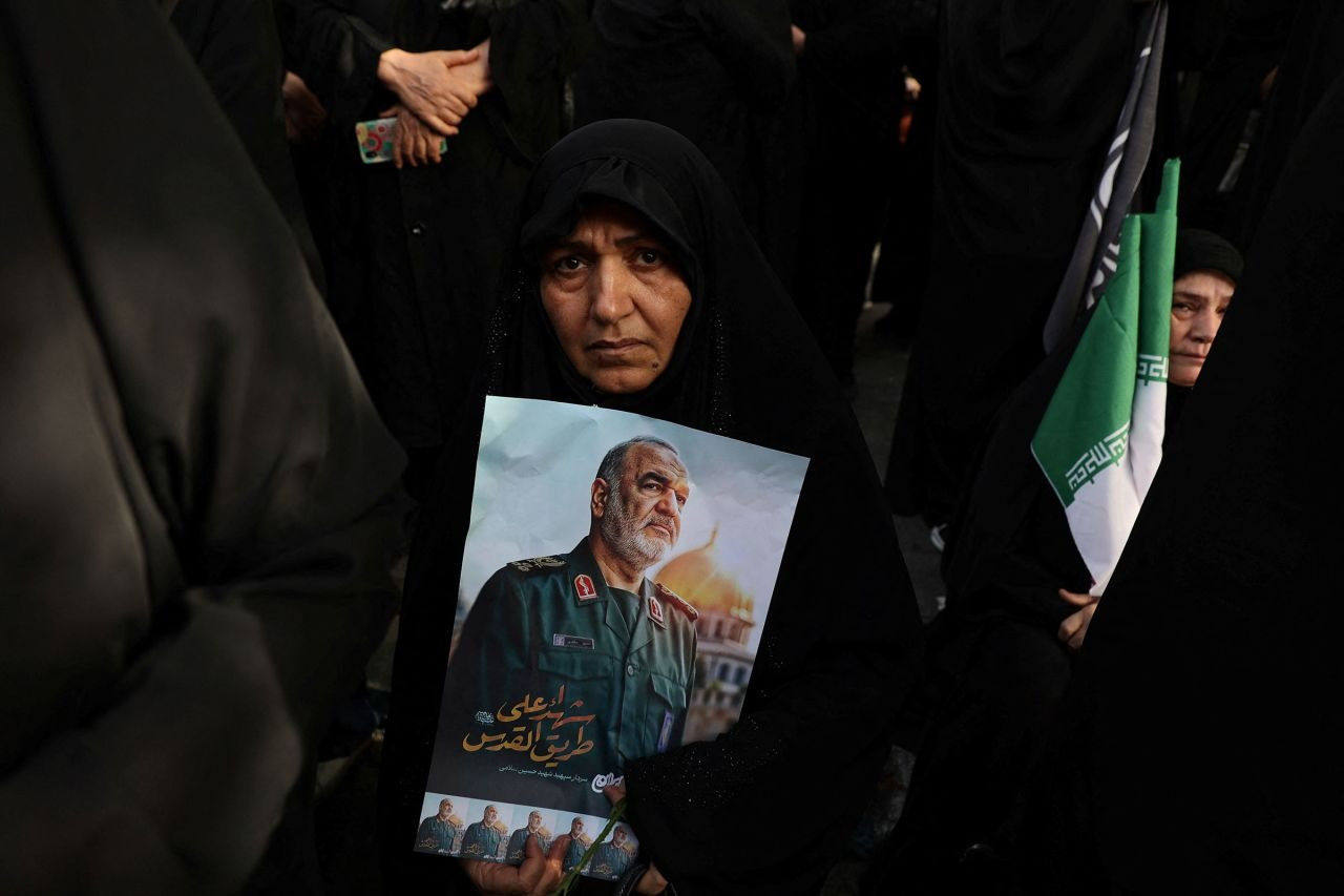 Một người ôm di ảnh của ông Hossein Salami. (Ảnh: Reuters) Một người ôm di ảnh của ông Hossein Salami. (Ảnh: Reuters)