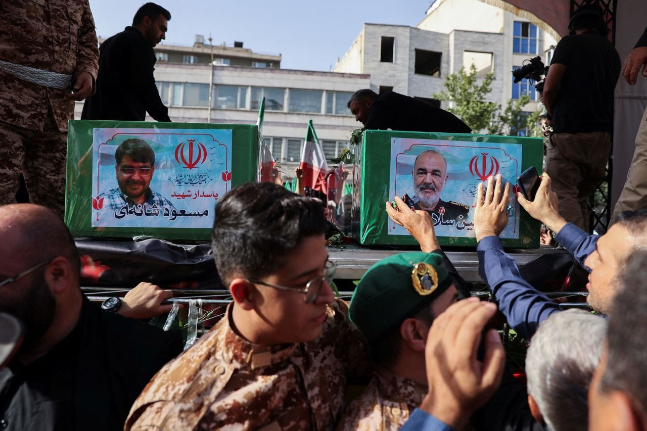 Quan tài của ông Hossein Salami, cố Tổng tư lệnh Lực lượng Vệ binh Cách mạng Hồi giáo (phải) và ông Massoud Shane'i, người từng là tham mưu trưởng của ông Salami. Quan tài của ông Hossein Salami, cố Tổng tư lệnh Lực lượng Vệ binh Cách mạng Hồi giáo (phải) và ông Massoud Shane'i, người từng là tham mưu trưởng của ông Salami.