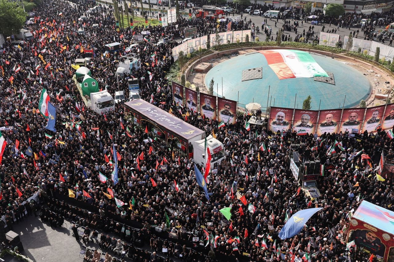 Đông đảo người dân tập trung tại lễ tưởng niệm sáng 28/6 ở Tehran. (Ảnh: Reuters) Đông đảo người dân tập trung tại lễ tưởng niệm sáng 28/6 ở Tehran. (Ảnh: Reuters)