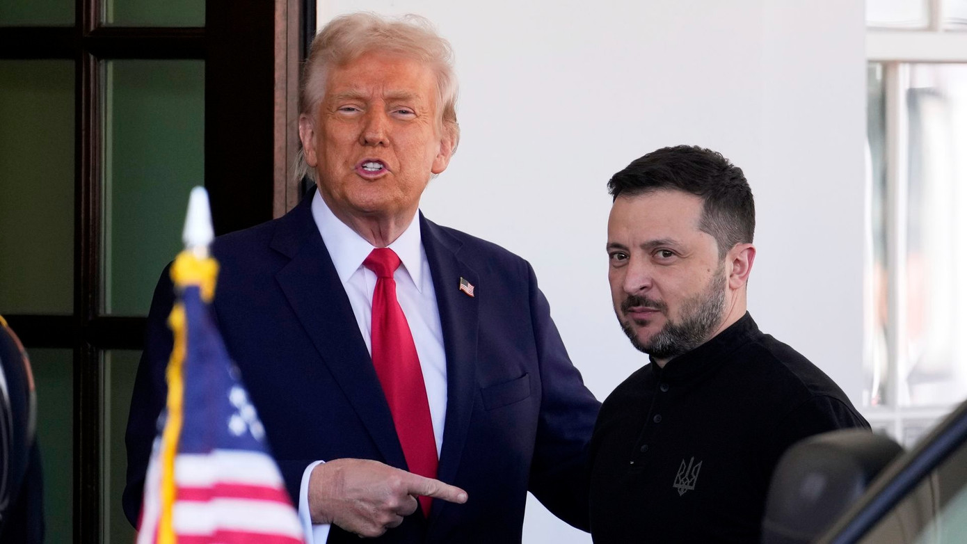 Tổng thống Mỹ Donald Trump và Tổng thống Ukraine Volodymyr Zelensky. (Ảnh: AP)