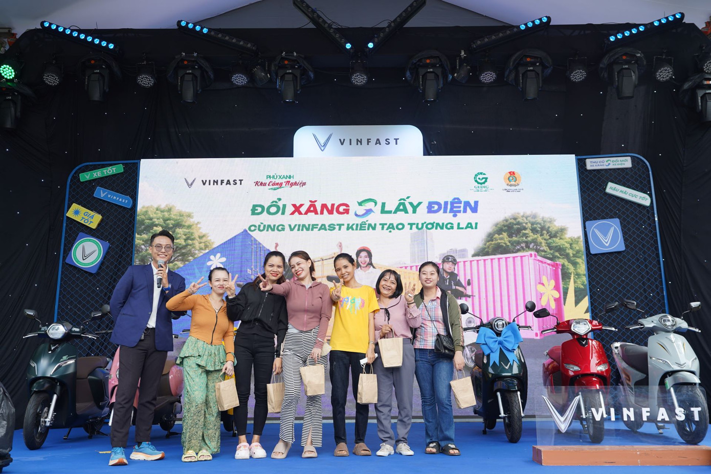 Nhiều người dân Đồng Nai thích thú với xe máy VinFast vì nhiều lợi ích vượt trội so với xe xăng. Nhiều người dân Đồng Nai thích thú với xe máy VinFast vì nhiều lợi ích vượt trội so với xe xăng.